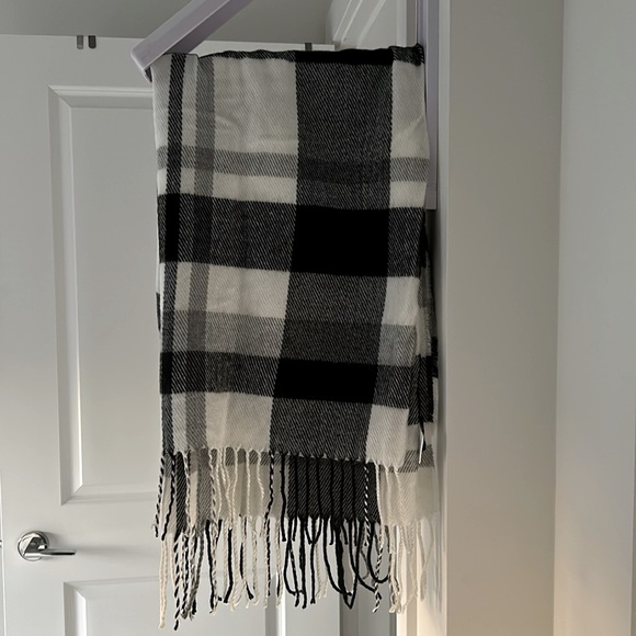 NWOT Reitmans Scarf - Picture 4 of 4